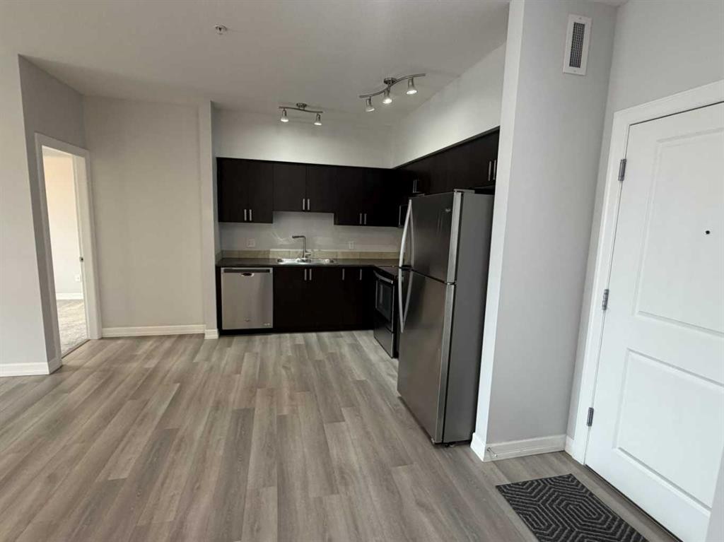 219-117 Copperpond Common Se, Calgary, AB - Indoor Photo Showing Kitchen