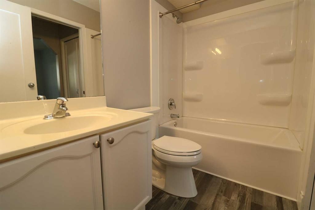 52 Mt Aberdeen Circle Se, Calgary, AB - Indoor Photo Showing Bathroom