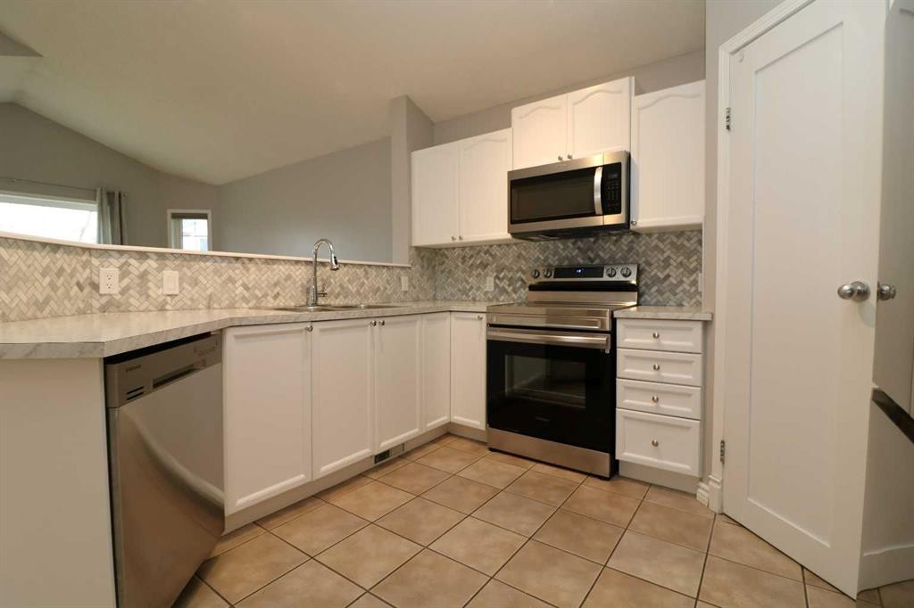 52 Mt Aberdeen Circle Se, Calgary, AB - Indoor Photo Showing Kitchen