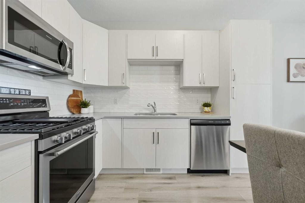 535 Canals Crossing Sw, Airdrie, AB - Indoor Photo Showing Kitchen With Stainless Steel Kitchen