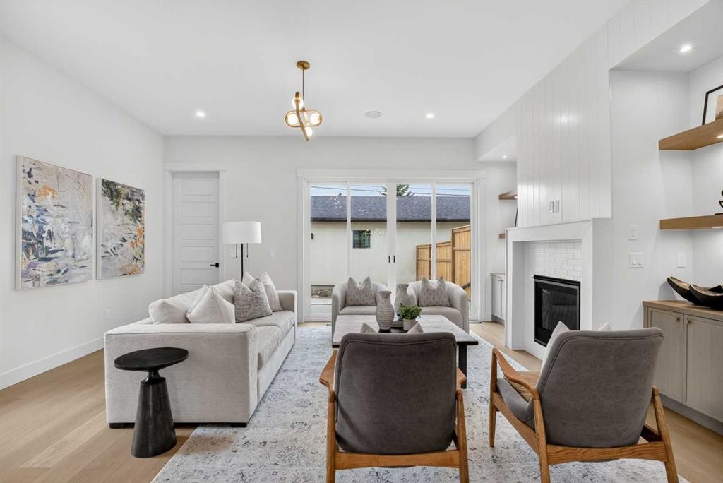 2533 2 Avenue Nw, Calgary, AB - Indoor Photo Showing Living Room With Fireplace