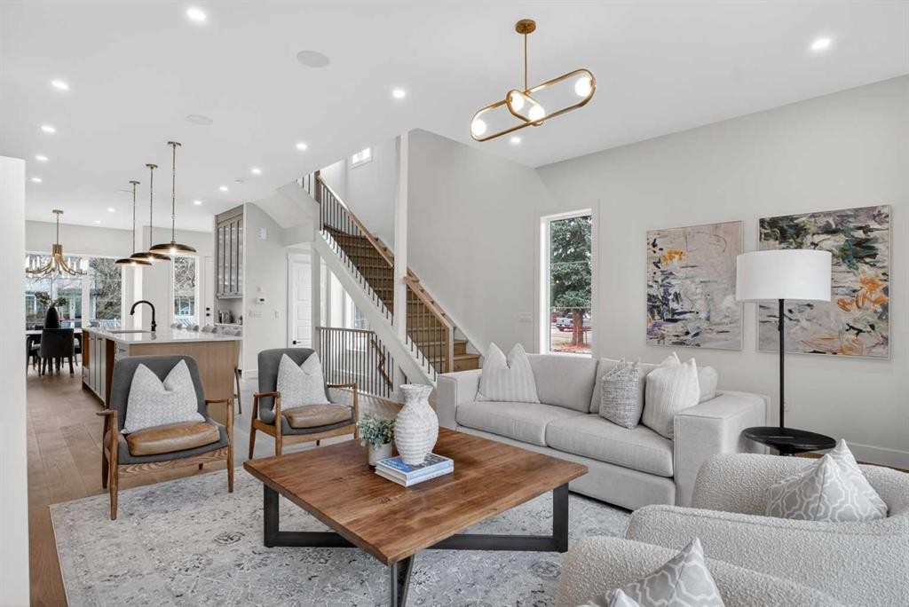2533 2 Avenue Nw, Calgary, AB - Indoor Photo Showing Living Room