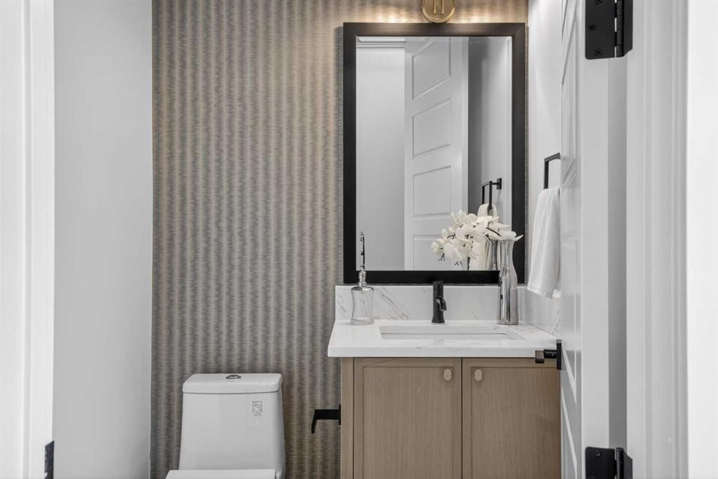 2533 2 Avenue Nw, Calgary, AB - Indoor Photo Showing Bathroom