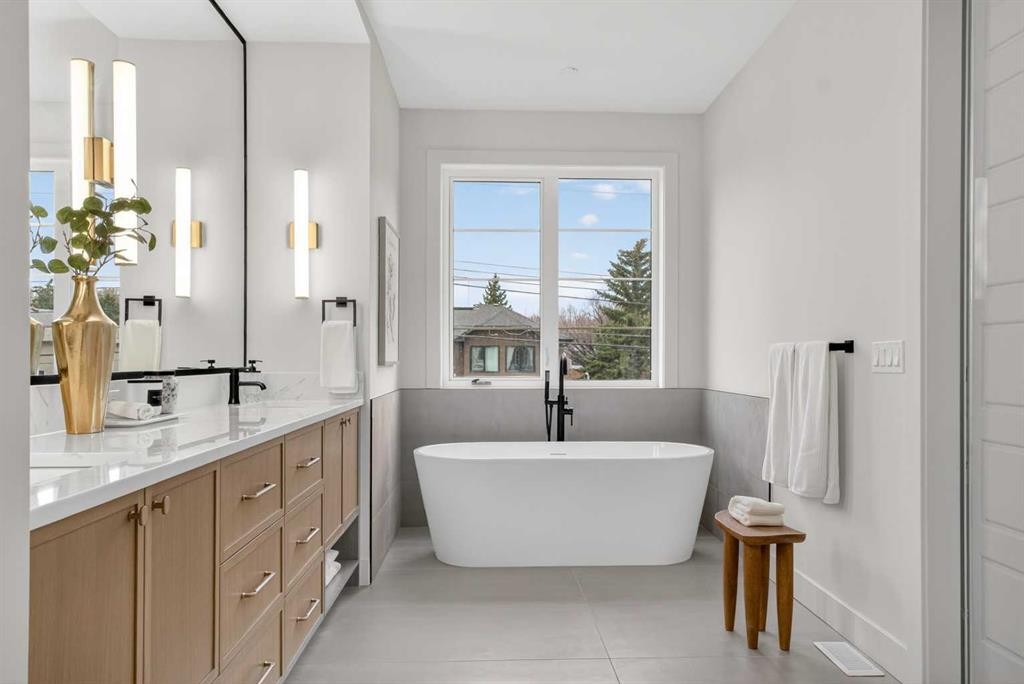 2533 2 Avenue Nw, Calgary, AB - Indoor Photo Showing Bathroom