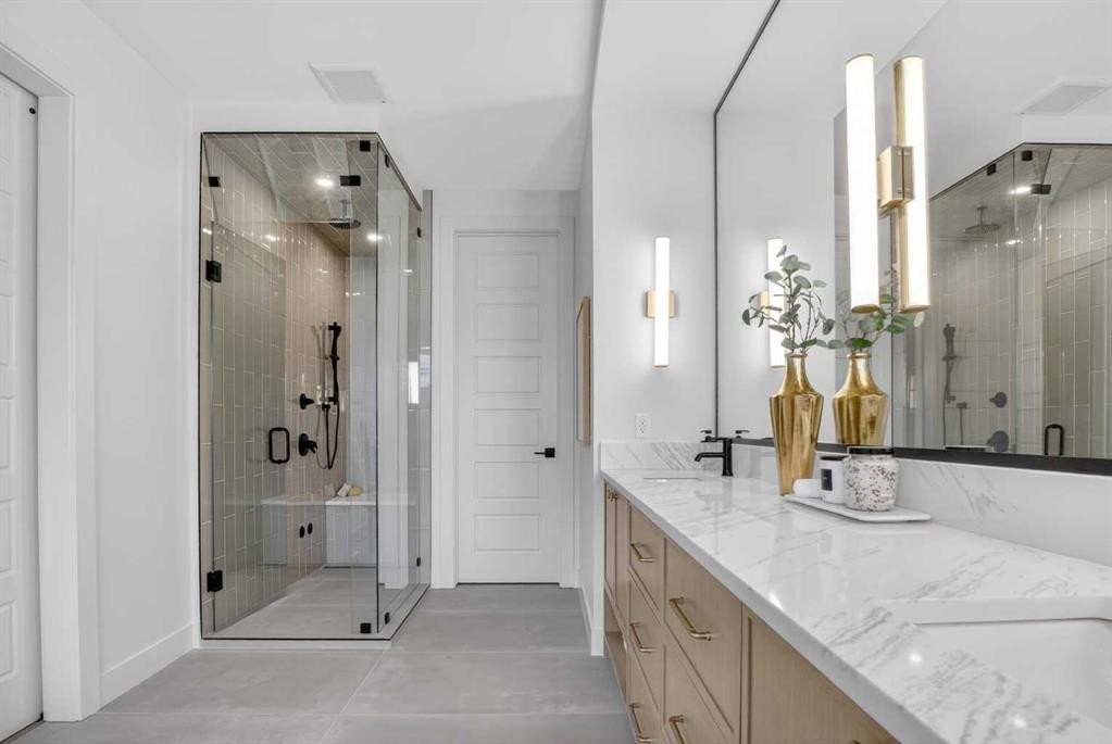 2533 2 Avenue Nw, Calgary, AB - Indoor Photo Showing Bathroom