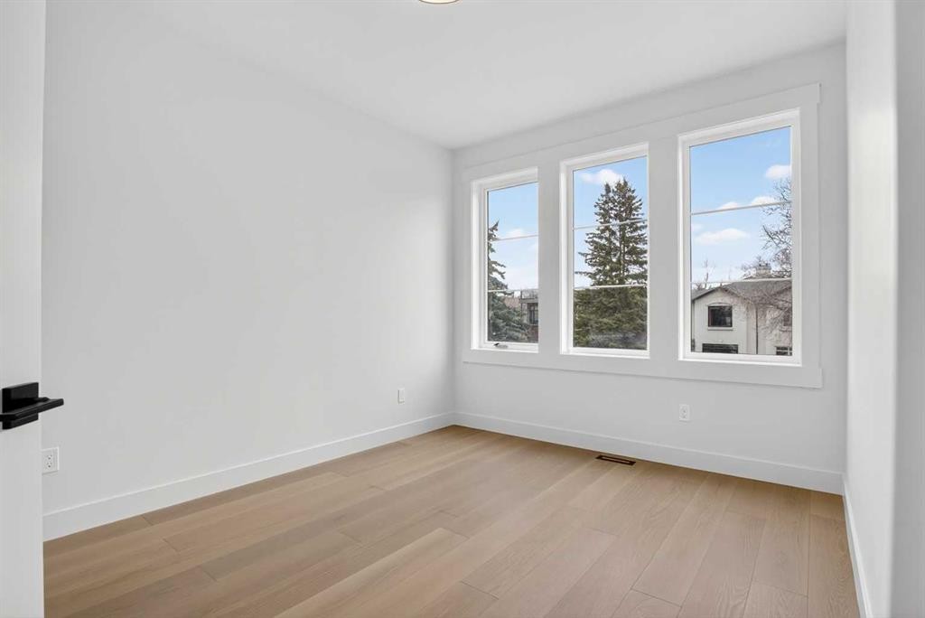 2533 2 Avenue Nw, Calgary, AB - Indoor Photo Showing Other Room