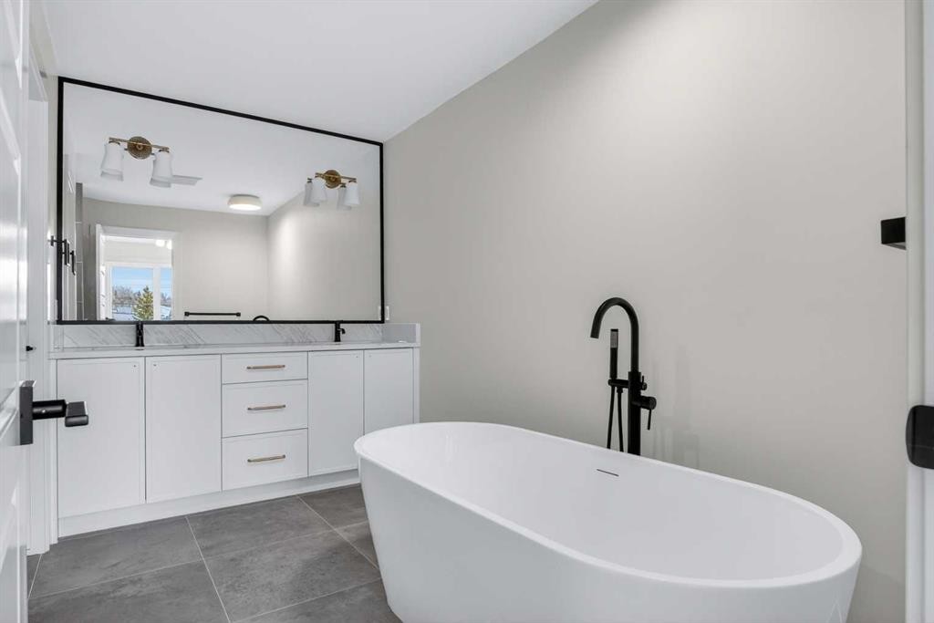 2533 2 Avenue Nw, Calgary, AB - Indoor Photo Showing Bathroom