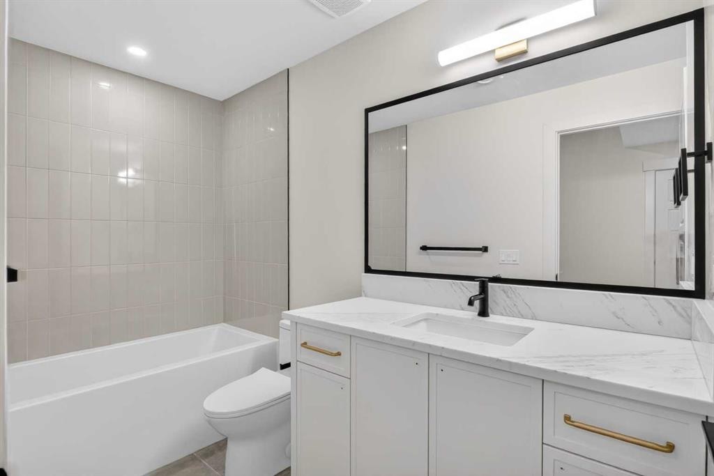 2533 2 Avenue Nw, Calgary, AB - Indoor Photo Showing Bathroom