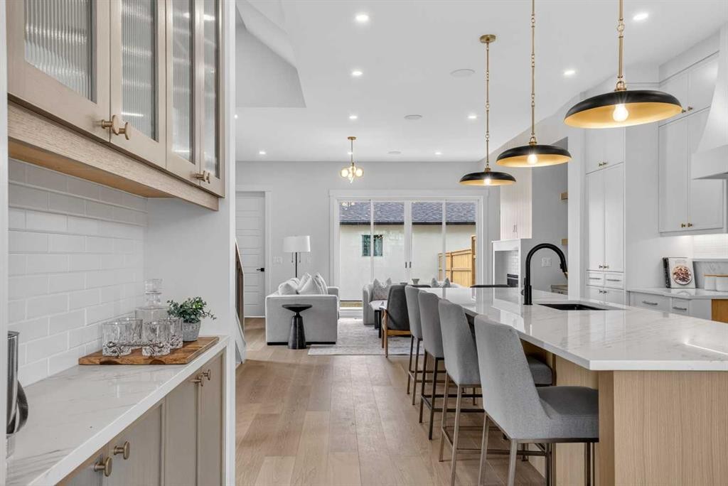 2533 2 Avenue Nw, Calgary, AB - Indoor Photo Showing Kitchen With Upgraded Kitchen