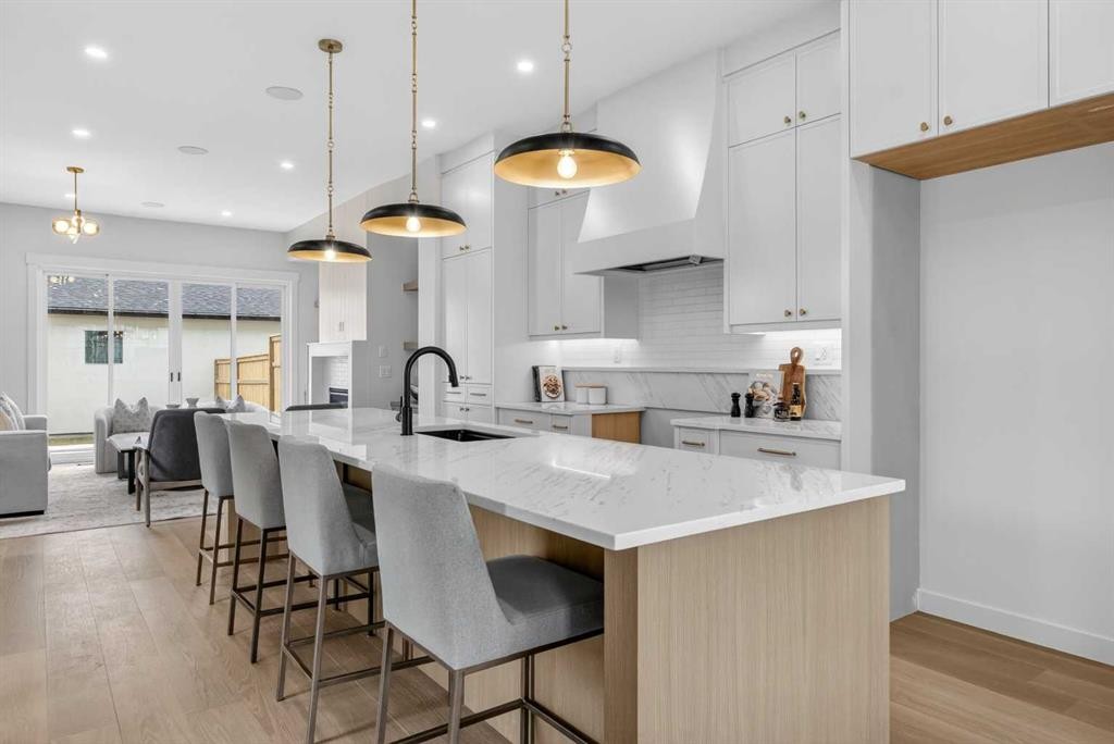 2533 2 Avenue Nw, Calgary, AB - Indoor Photo Showing Kitchen With Upgraded Kitchen