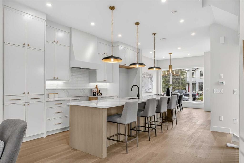 2533 2 Avenue Nw, Calgary, AB - Indoor Photo Showing Kitchen With Upgraded Kitchen