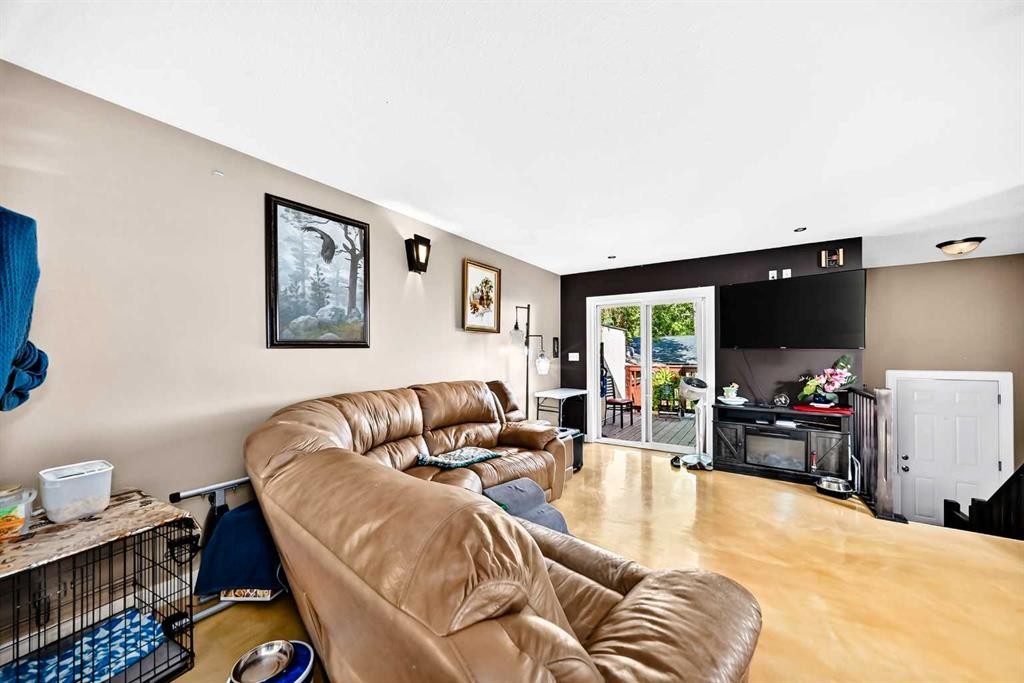 7616 23 Street Se, Calgary, AB - Indoor Photo Showing Other Room