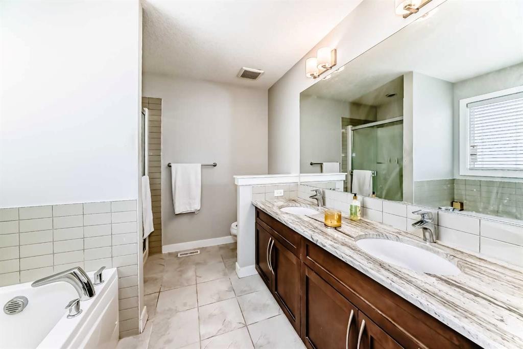 144 Nolancrest Circle Nw, Calgary, AB - Indoor Photo Showing Bathroom