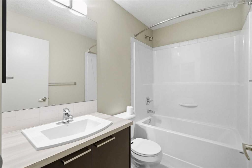 209 Copperpond Row Se, Calgary, AB - Indoor Photo Showing Bathroom