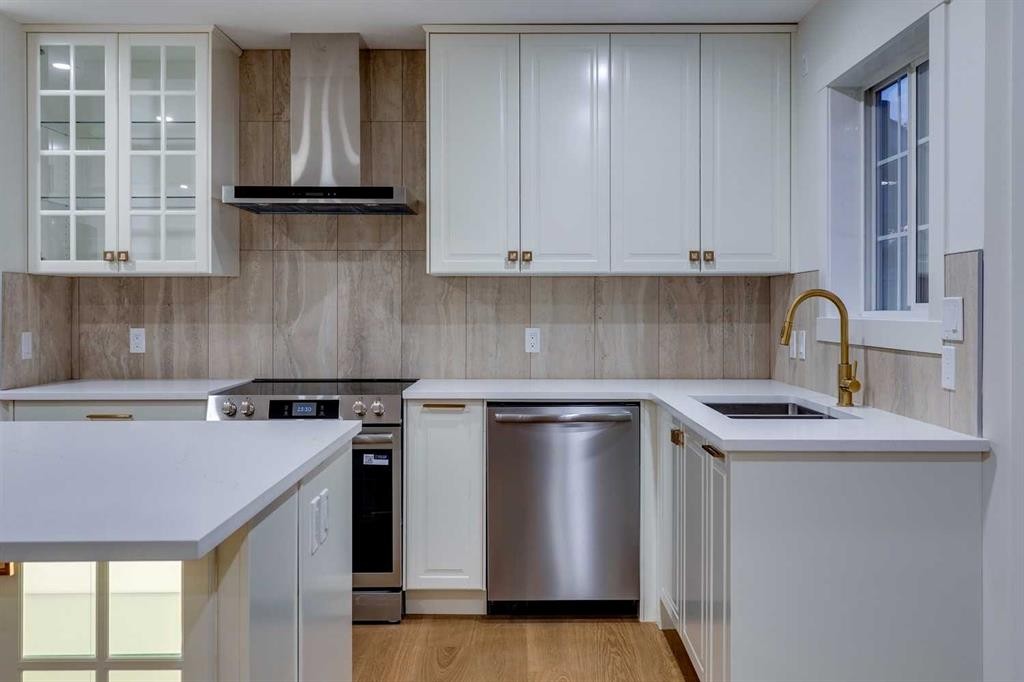 16 Simcrest Point Sw, Calgary, AB - Indoor Photo Showing Kitchen With Double Sink