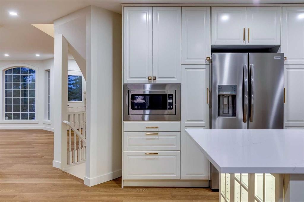 16 Simcrest Point Sw, Calgary, AB - Indoor Photo Showing Kitchen