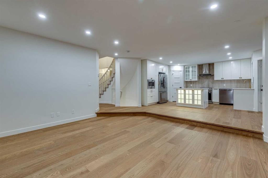16 Simcrest Point Sw, Calgary, AB - Indoor Photo Showing Other Room