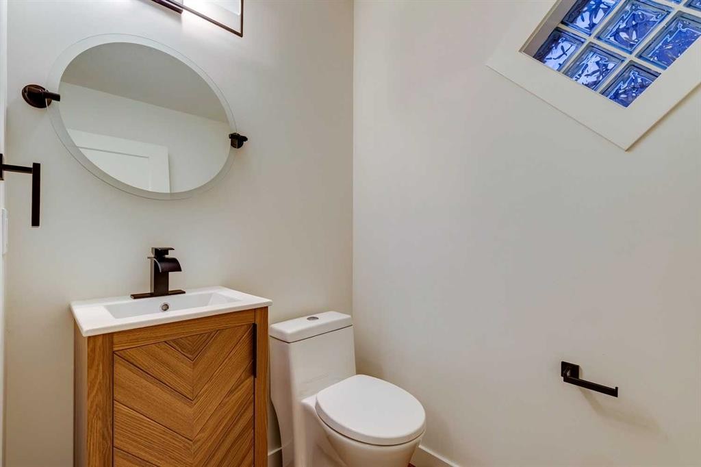 16 Simcrest Point Sw, Calgary, AB - Indoor Photo Showing Bathroom