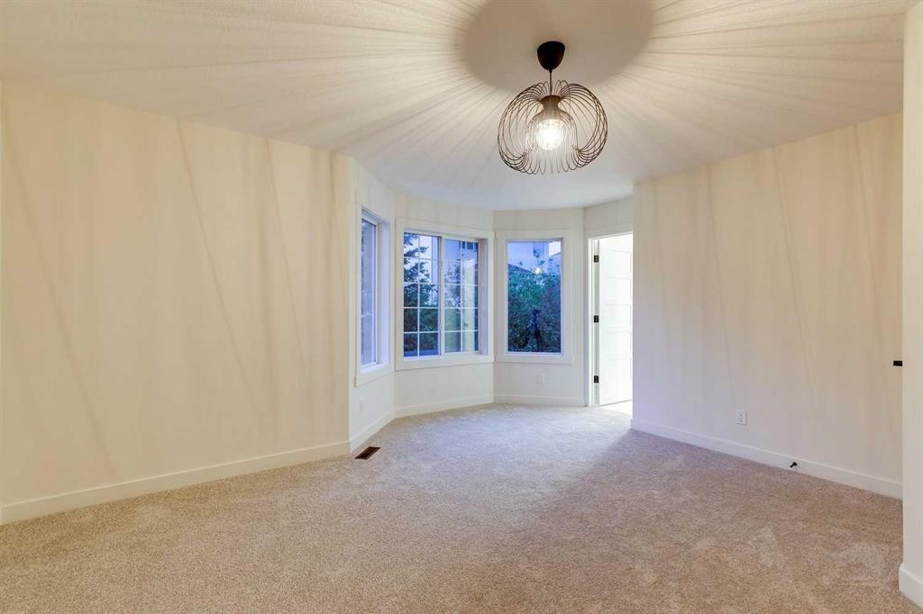 16 Simcrest Point Sw, Calgary, AB - Indoor Photo Showing Other Room