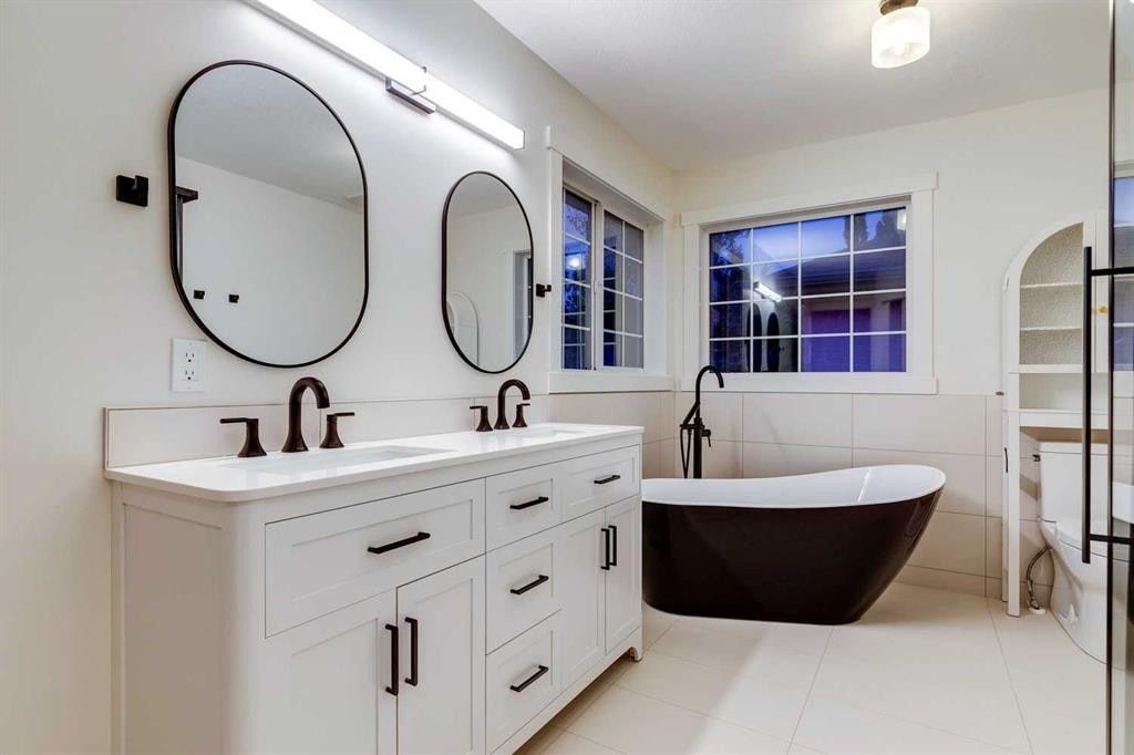 16 Simcrest Point Sw, Calgary, AB - Indoor Photo Showing Bathroom