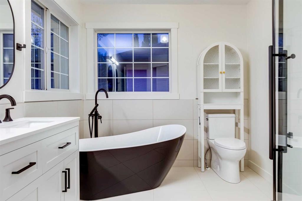 16 Simcrest Point Sw, Calgary, AB - Indoor Photo Showing Bathroom