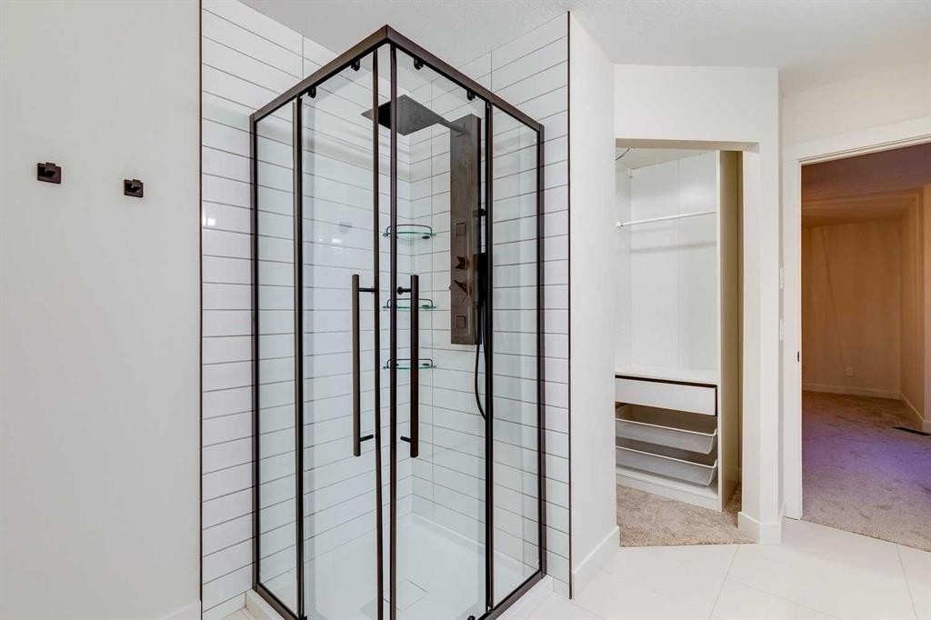 16 Simcrest Point Sw, Calgary, AB -