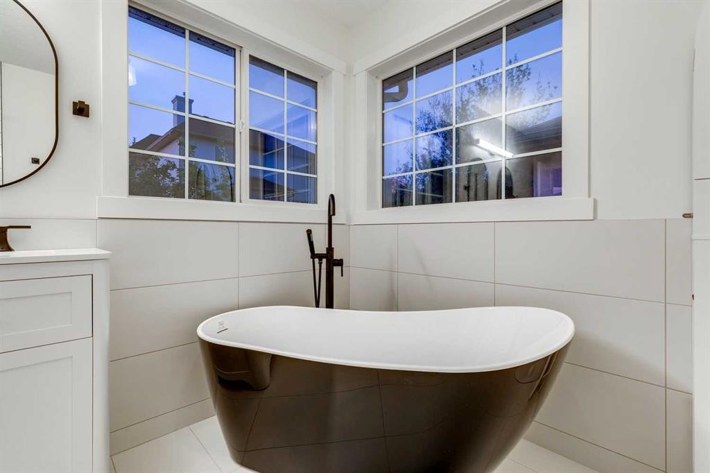 16 Simcrest Point Sw, Calgary, AB - Indoor Photo Showing Bathroom