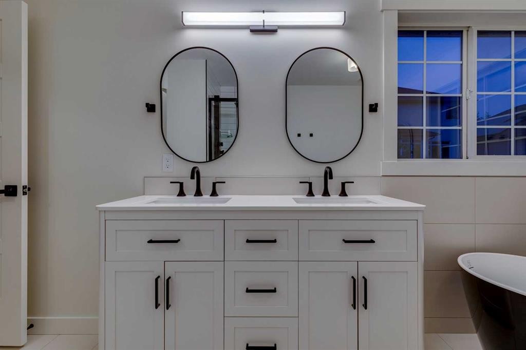 16 Simcrest Point Sw, Calgary, AB - Indoor Photo Showing Bathroom