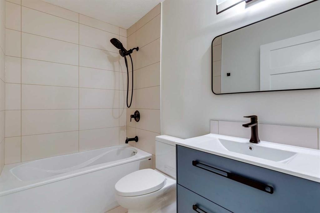 16 Simcrest Point Sw, Calgary, AB - Indoor Photo Showing Bathroom