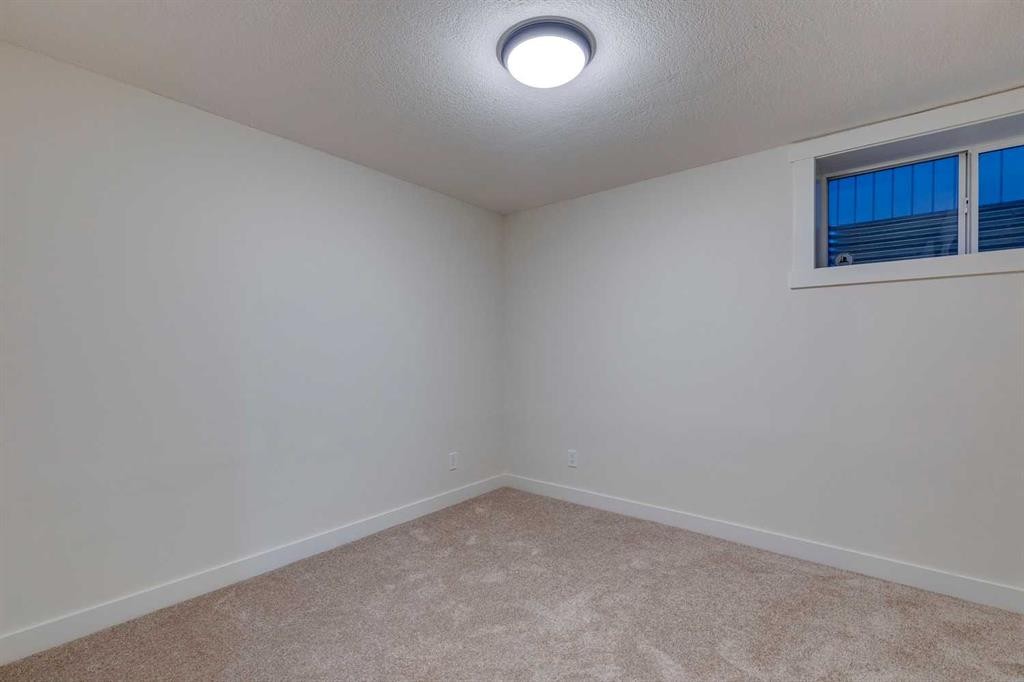 16 Simcrest Point Sw, Calgary, AB - Indoor Photo Showing Other Room