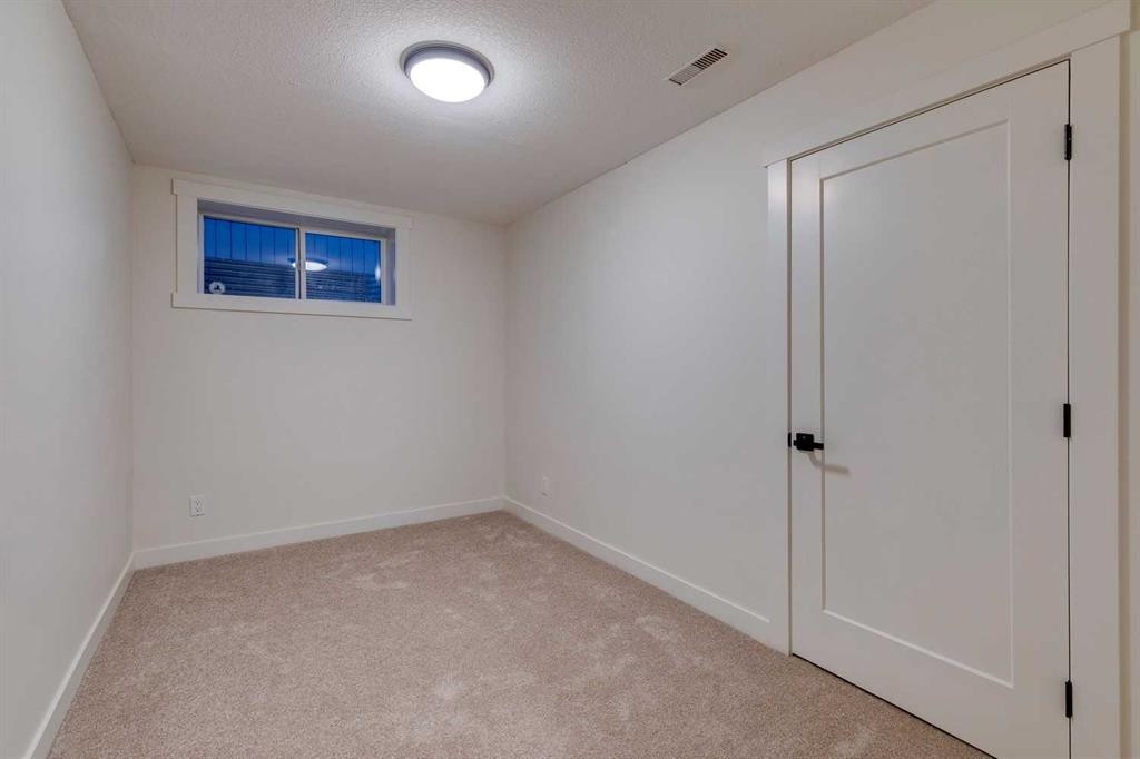 16 Simcrest Point Sw, Calgary, AB - Indoor Photo Showing Other Room