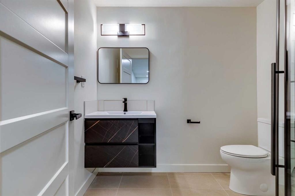 16 Simcrest Point Sw, Calgary, AB - Indoor Photo Showing Bathroom