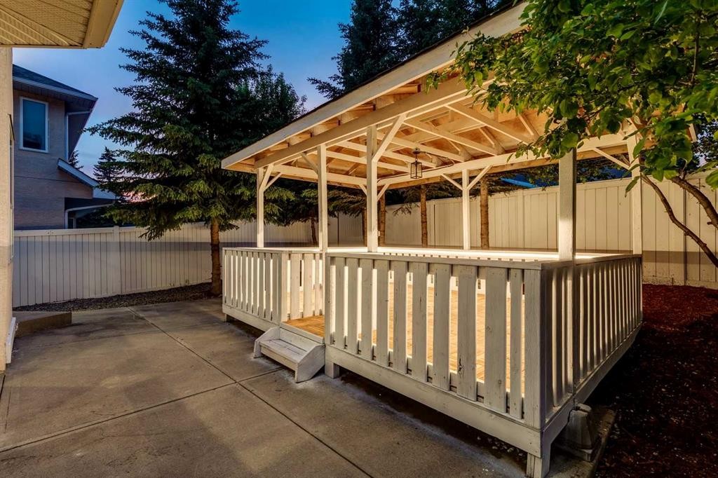 16 Simcrest Point Sw, Calgary, AB - Outdoor