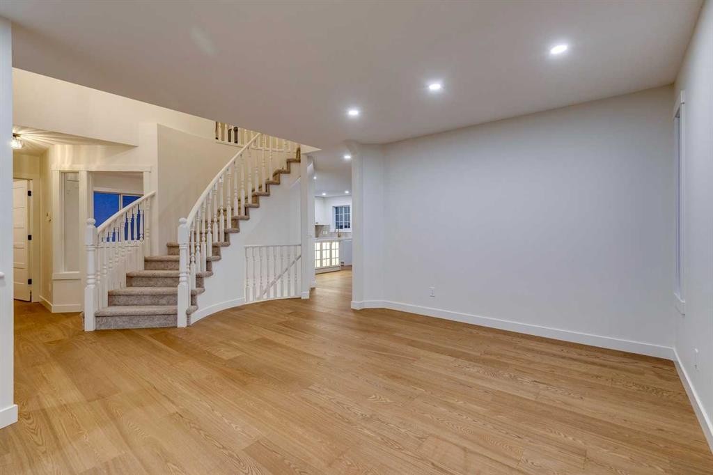 16 Simcrest Point Sw, Calgary, AB - Indoor Photo Showing Other Room