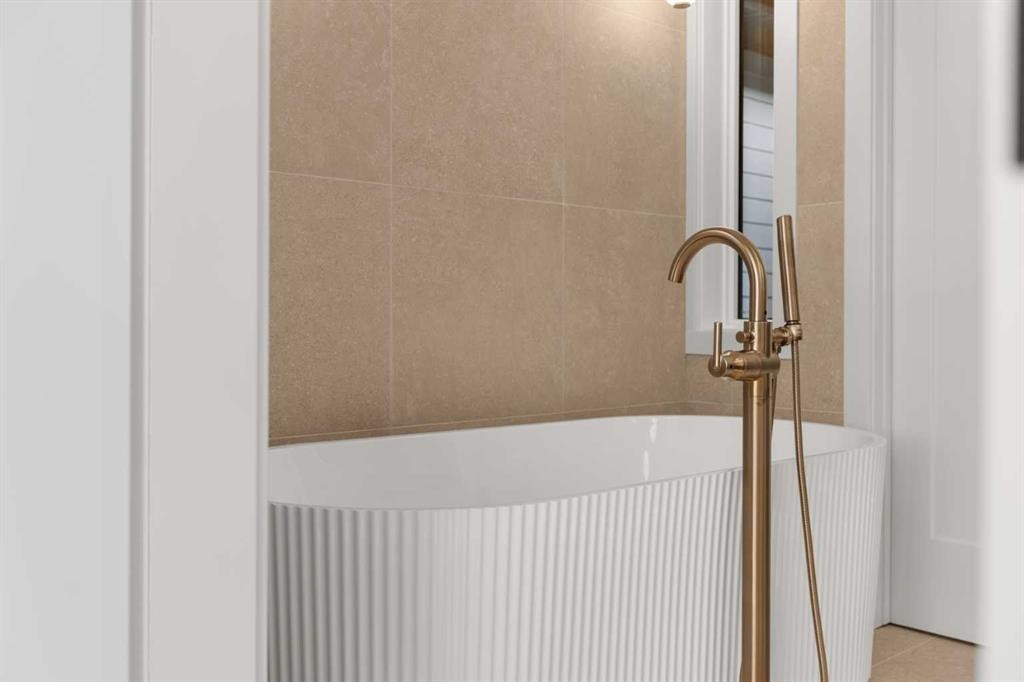 1807 32 Avenue Sw, Calgary, AB - Indoor Photo Showing Bathroom
