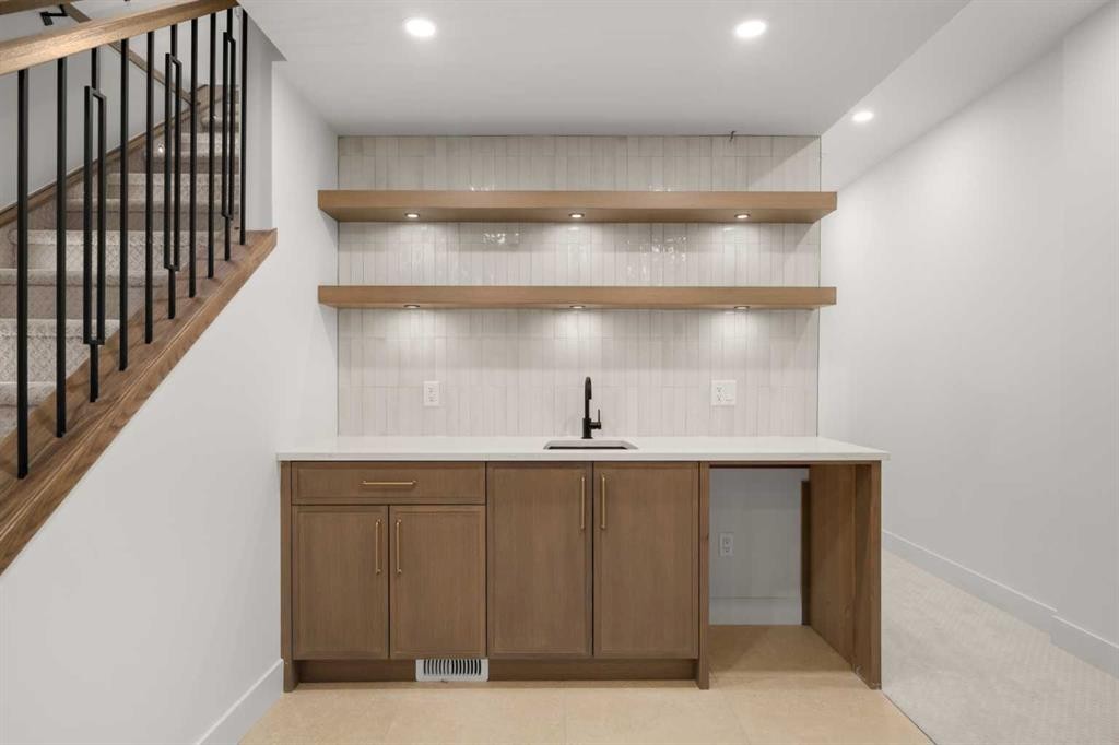 1807 32 Avenue Sw, Calgary, AB - Indoor Photo Showing Other Room