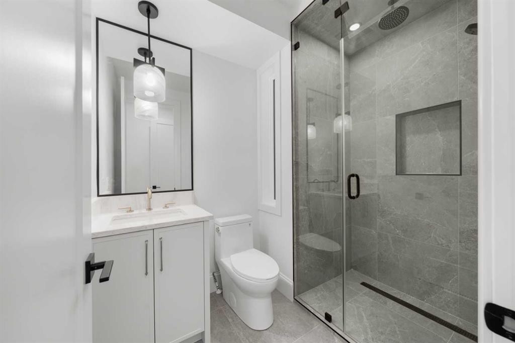 1807 32 Avenue Sw, Calgary, AB - Indoor Photo Showing Bathroom