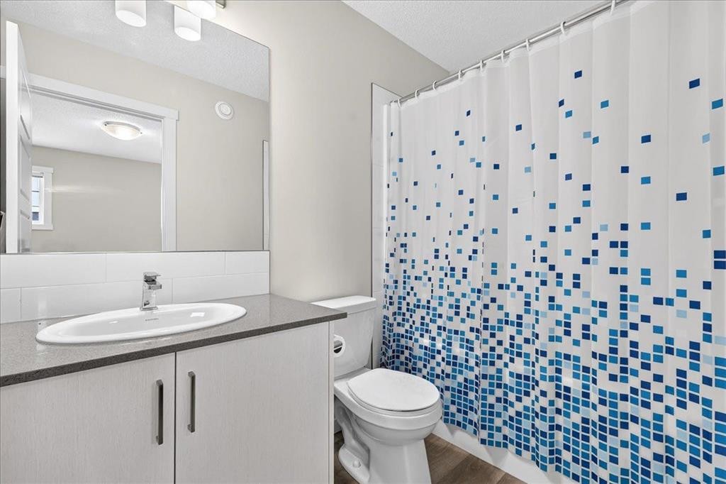 246 Cranbrook Square Se, Calgary, AB - Indoor Photo Showing Bathroom