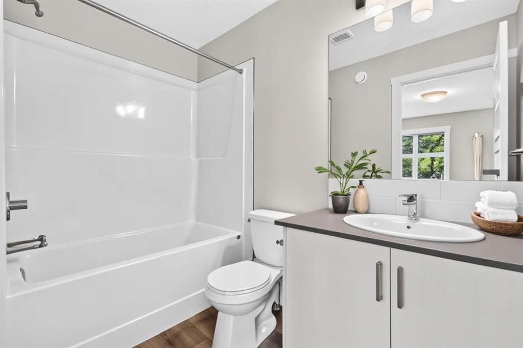 246 Cranbrook Square Se, Calgary, AB - Indoor Photo Showing Bathroom