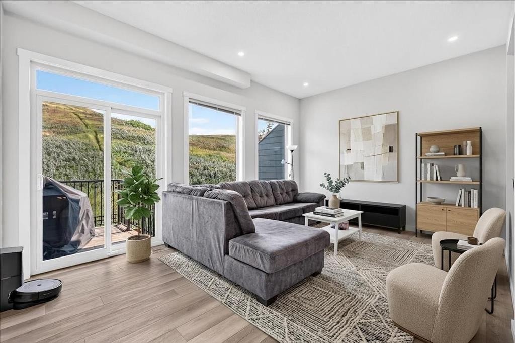 246 Cranbrook Square Se, Calgary, AB - Indoor Photo Showing Living Room