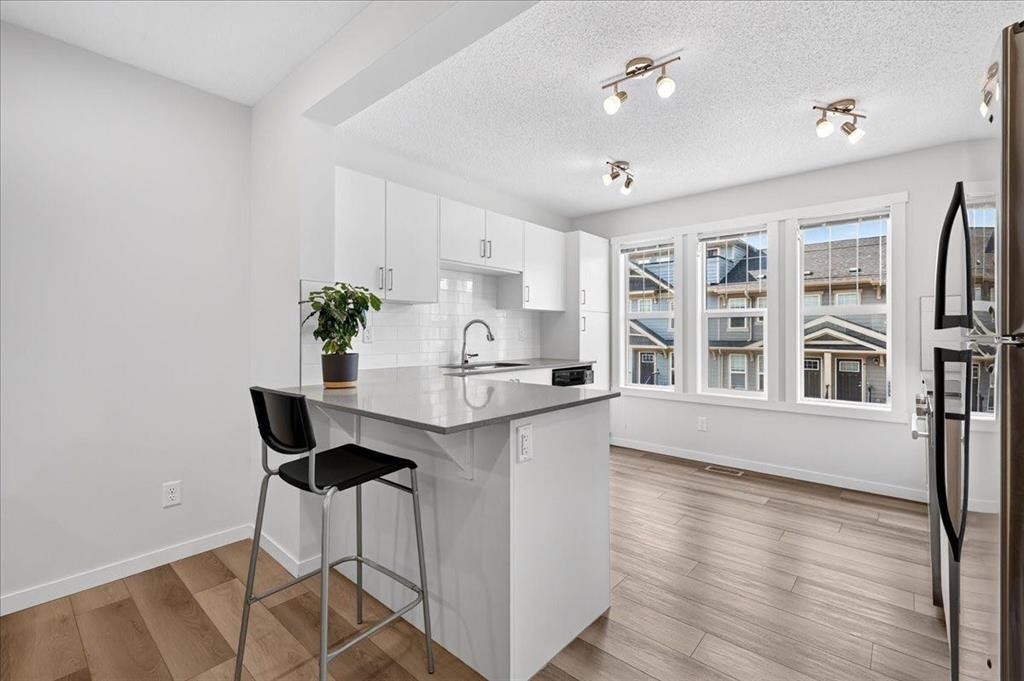 246 Cranbrook Square Se, Calgary, AB - Indoor Photo Showing Kitchen