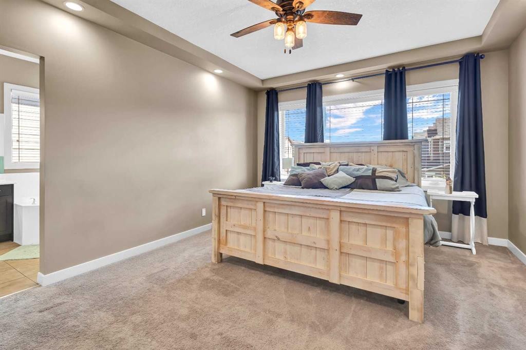 21 Evansfield Way Nw, Calgary, AB - Indoor Photo Showing Bedroom