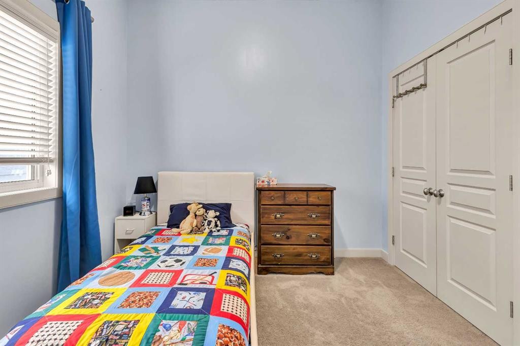 21 Evansfield Way Nw, Calgary, AB - Indoor Photo Showing Bedroom