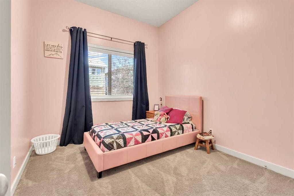 21 Evansfield Way Nw, Calgary, AB - Indoor Photo Showing Bedroom