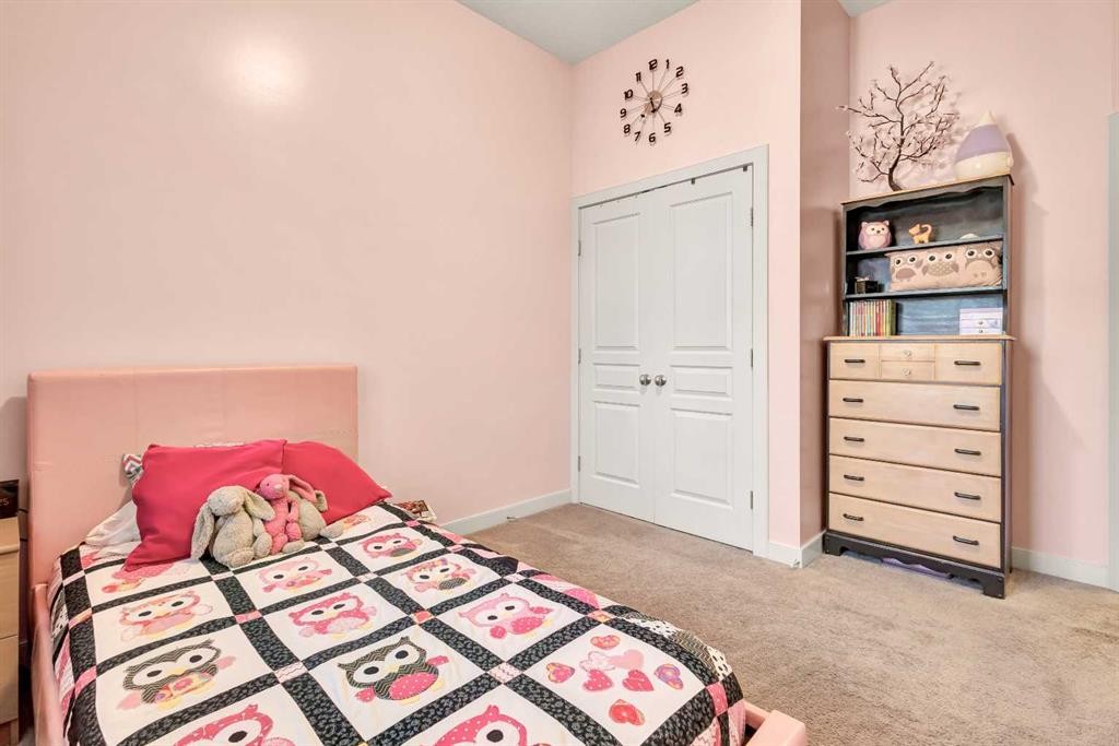 21 Evansfield Way Nw, Calgary, AB - Indoor Photo Showing Bedroom