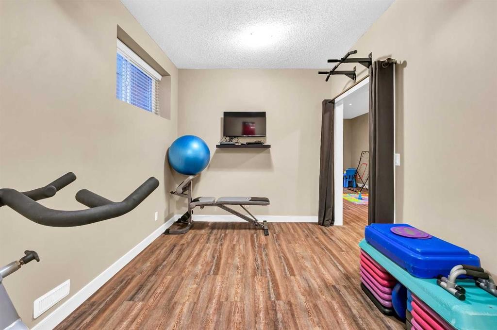21 Evansfield Way Nw, Calgary, AB - Indoor Photo Showing Other Room