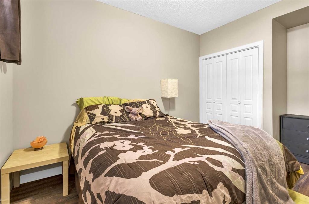 21 Evansfield Way Nw, Calgary, AB - Indoor Photo Showing Bedroom