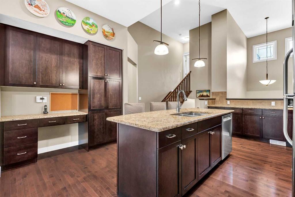 21 Evansfield Way Nw, Calgary, AB - Indoor Photo Showing Kitchen With Double Sink