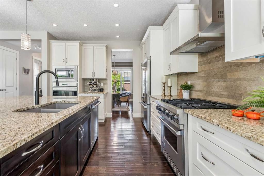30 Ascot Crescent Sw, Calgary, AB - Indoor Photo Showing Kitchen With Double Sink With Upgraded Kitchen