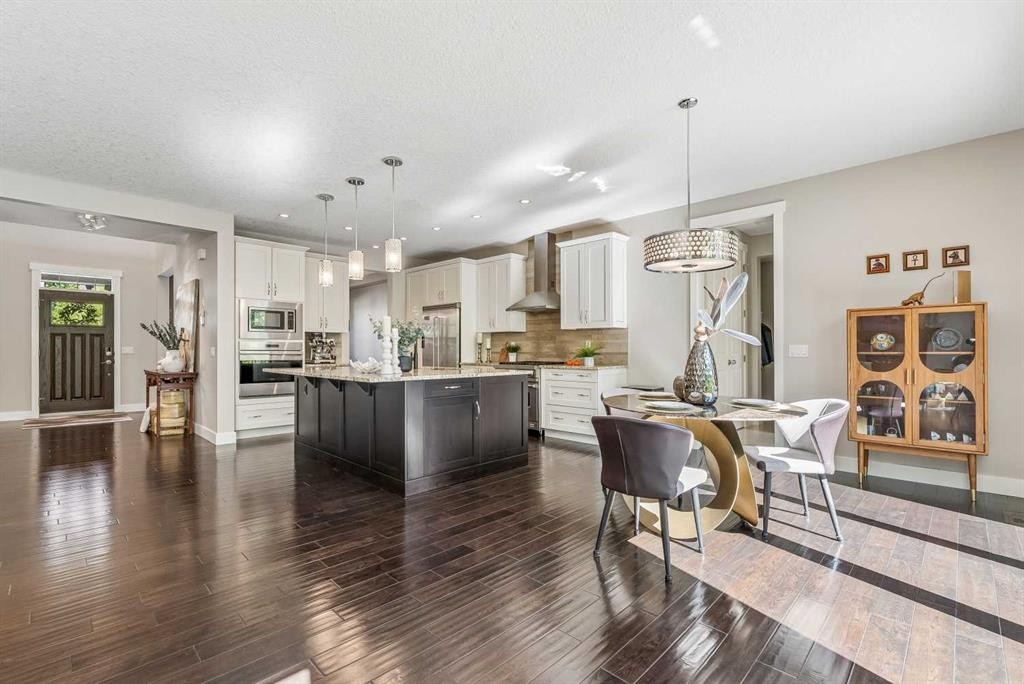 30 Ascot Crescent Sw, Calgary, AB - Indoor Photo Showing Kitchen With Upgraded Kitchen